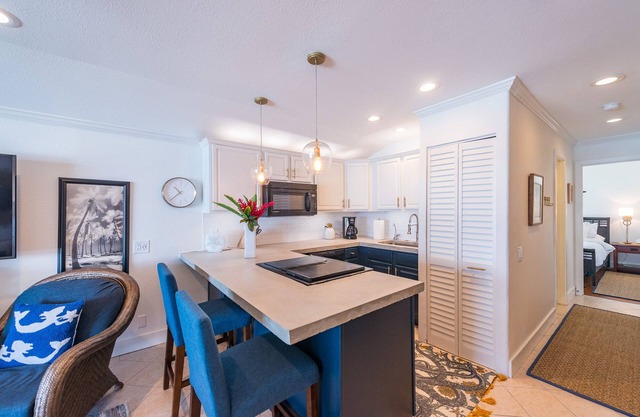 Gorgeous remodeled condo Oceanfront! SUNSET!