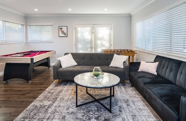 Gorgeous remodeled 5 bdrm house & HUGE yard