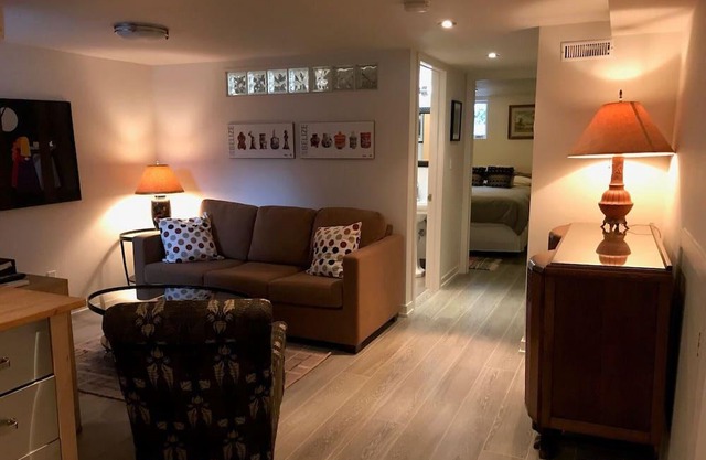 Gorgeous Riverdale 1 Bdrm with Private Entrance - Free Wifi