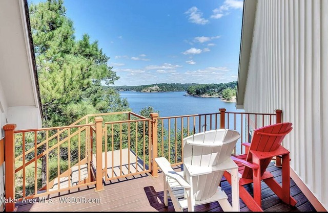 Gorgeous Smith Lake Home