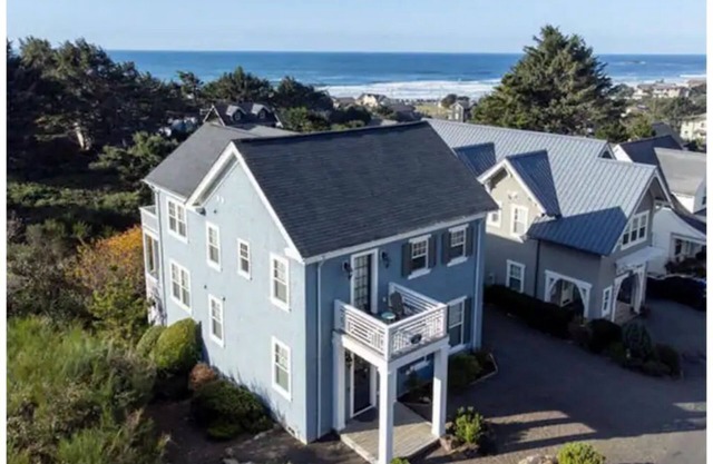 Gorgeous Unique Luxury Oceanview Home w/Spa. Easy walk to beach.