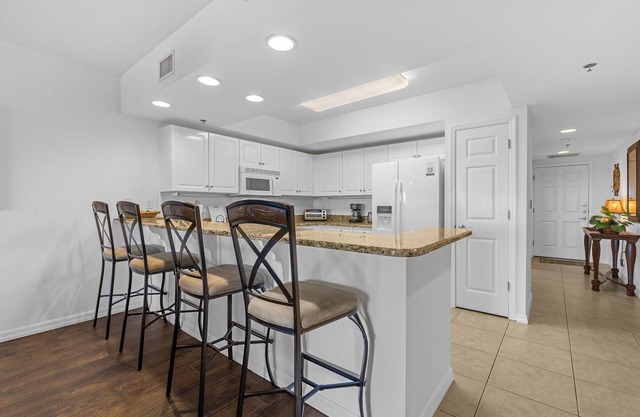 Gorgeous Unit - TV in Every Room- Resort Style Complex- Short Walk To the Beach
