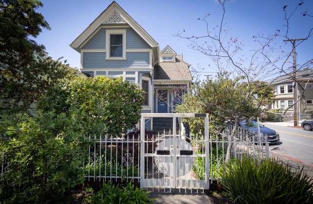 Gorgeous Upper Flat in Historic Berkeley Queen Anne Duplex