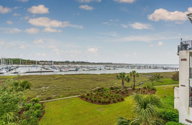 Gorgeous Views of the Inter-coastal Waterway, Dog-Friendly, Pool, Steps to Marina Docks