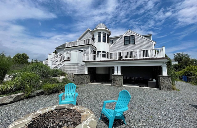 Gorgeous Views, Just Minutes From First Beach!