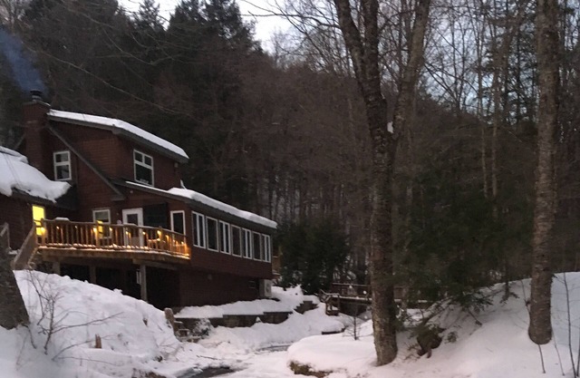 Gorgeous Winter Retreat next to Babbling Brook and Ski Resorts - SLEEPS 4-6!!