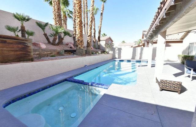 Gorgeously Remodeled home, Outdoor Oasis w/Pool/Hot tub, 10min from Strip