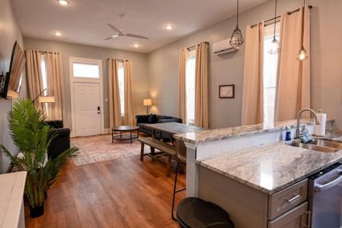 Governors Apartment Across from French Quarter