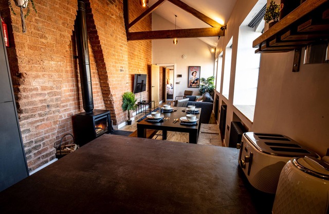 Grade 2 Listed Luxury & Chic Industrial 3BR Mews House with FIREPLACE