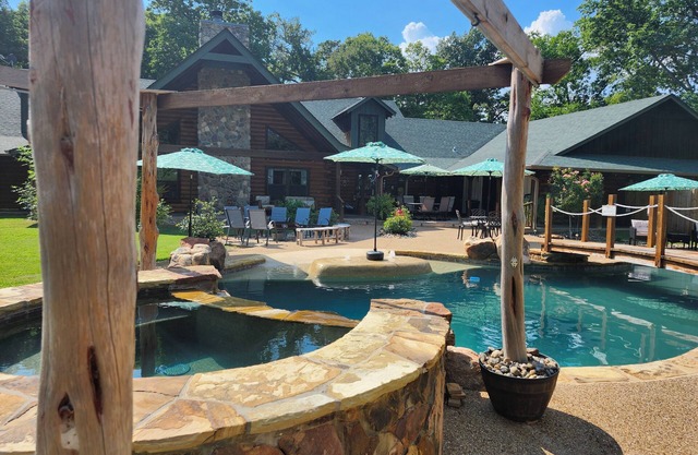 Grama's Cabin - Cozy and Comfy - Pool/Hot Tub/BBQ