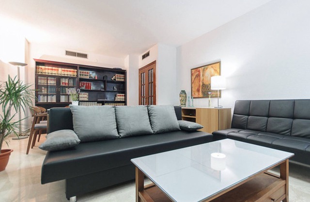 GRANADA CENTER COMFORTABLE + PARKING + 2 BA + 3 BR