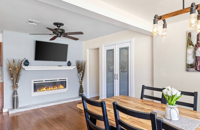 Grand 5 Bedroom Home with Pool 2 miles from Strip