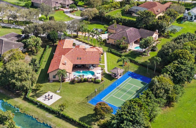 Grand 6BR Plantation Estate w/Tennis & POOL