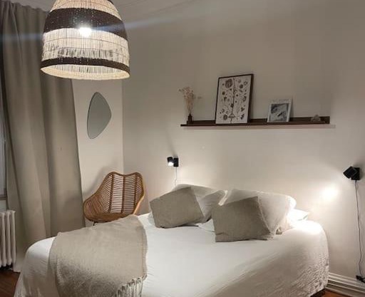 Grand appartement entier en hyper centre a 10 minutes de lille, métro a 50m et la gare de Tourcoing et à 900m et parking a proximité