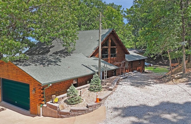 Grand Lakefront Lodge Retreat