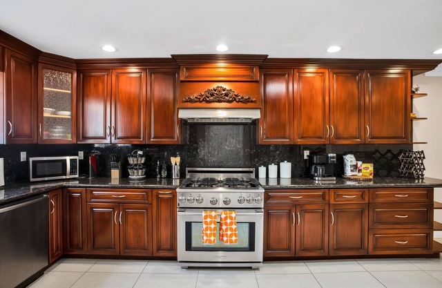 Grand Monthly Rental Villa close to Fashion Mall