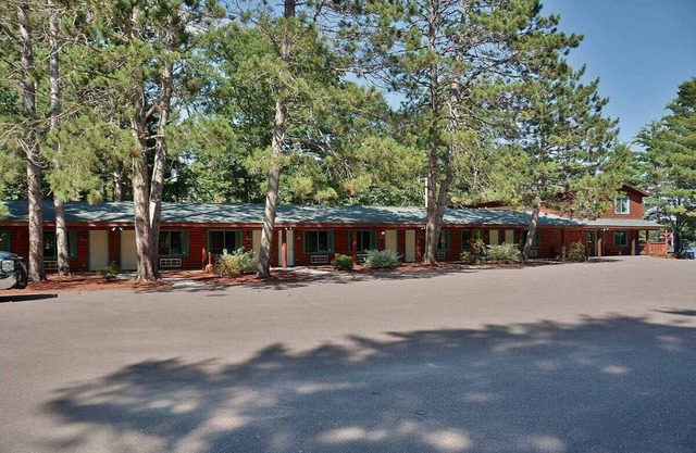 Grand Pines Motel Rooms