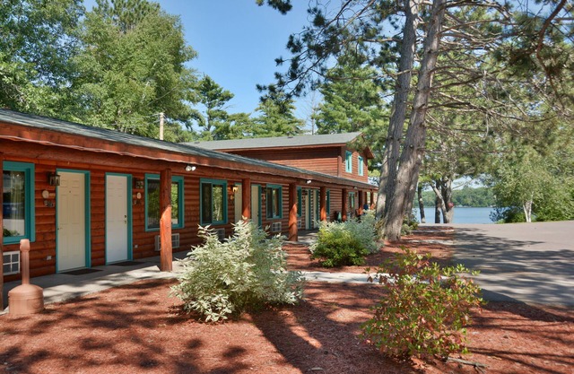 Grand Pines Motel Rooms