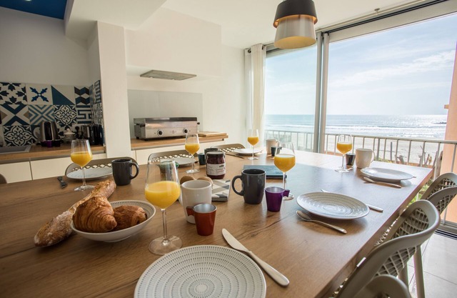 Grand standing apartment - 1st line - Facing the sea 4 - 6 people - beach
