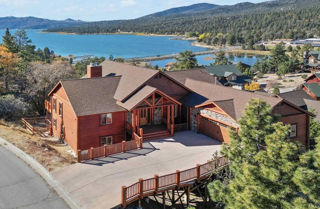 Grand Summit: 4800+Sq Ft Log Home! Lakeviews! Hot Tub! Home Theater!Game Room! Pet Friendly! Central AC!