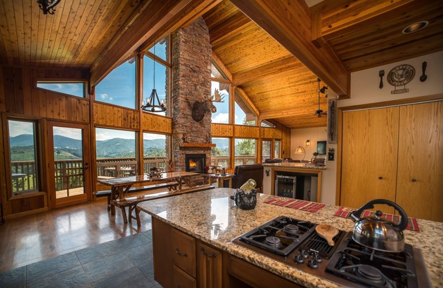 Grand ⛰ Views, 10 Min to the ♥️ of Boone, Serene, Open Living with Views🌲
