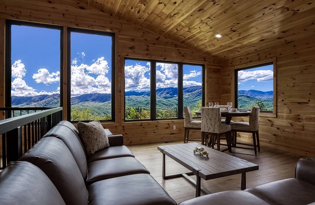 Grand Vista View- $1089 of FREE tickets for each paid day, Dollywood and More