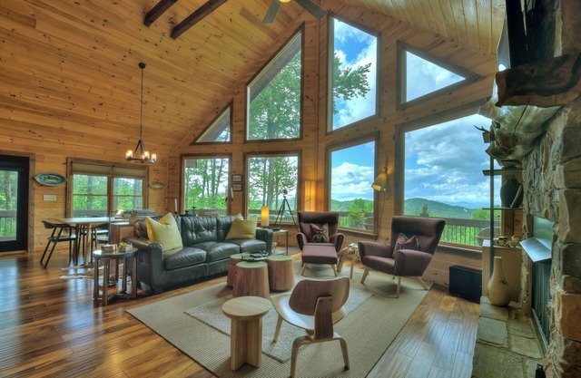 Grandeur View Lodge ASKA Adventure Area, Beautiful 4 bedroom(3 KING BEDS), 3 fireplaces, hot tub!