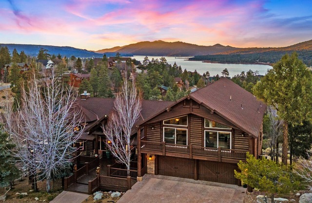 Grandview Lodge: Stunning Lake Views! Luxury! Pool Table! Gourmet Kitchen! Spa!