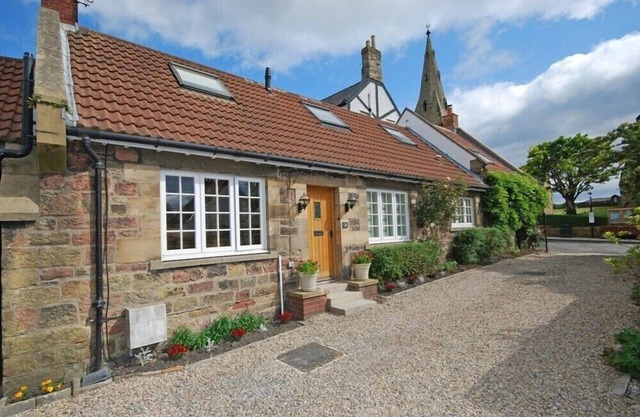 GRANGE COTTAGE, pet friendly, country holiday cottage in Alnmouth