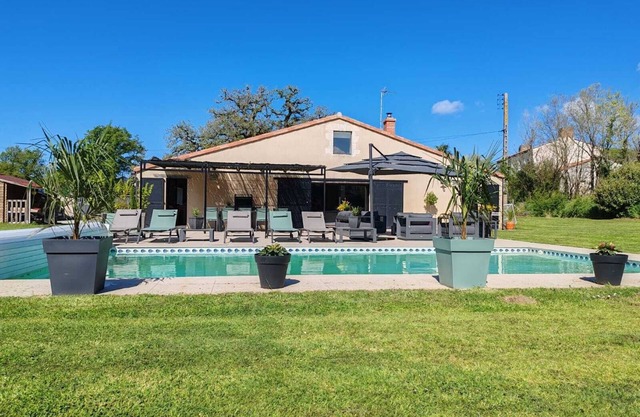 Grange de charme avec piscine et jardin, idéale pour vos vacances aux Sables-d'O