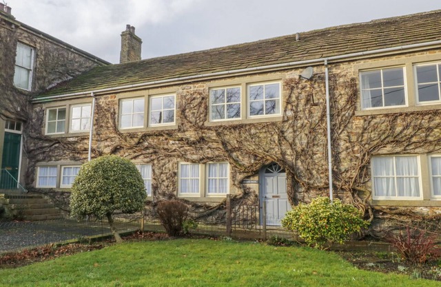 GRANGE HOUSE, family friendly, with a garden in Carleton-In-Craven