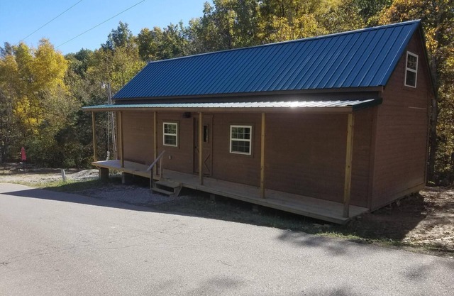 Granna's Place: Rustic Charm & Comfort for Large Groups