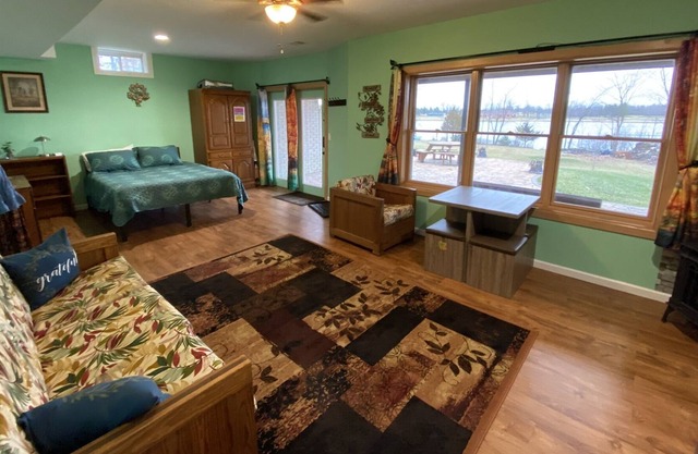 Grateful Suite Studio Lakefront Aptmt. Pets OK. Fall Special!