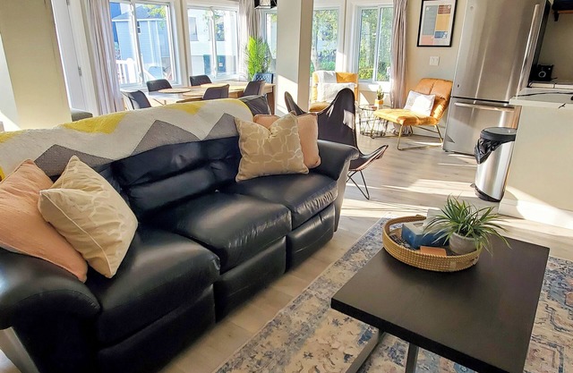 Gray Haven: Booking Summer 2025! 30s walk to Beach! Lake View Patio, Hot Tub