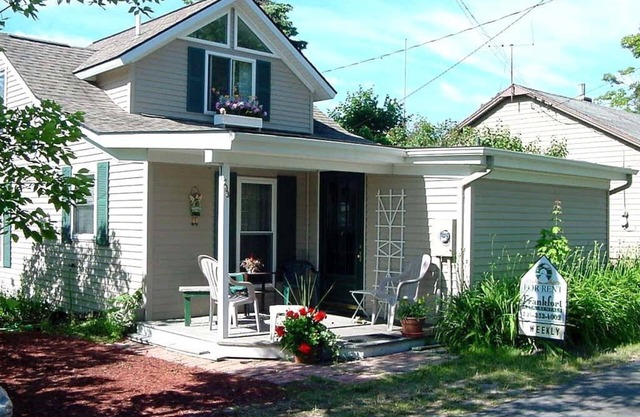 Gray's Cottage - The Beach is Calling - Steps to the beach and downtown