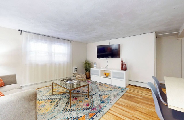 Great 1 bed close to Longwd Med, Fenway, parkng