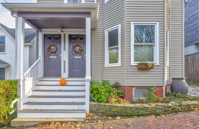 Great 2 bedroom apartment on Munjoy Hill! Private backyard - walk everywhere!