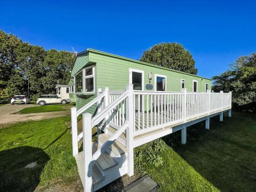 Great 8 Berth Caravan For A Staycation In Clacton-On-Sea Ref 26436E