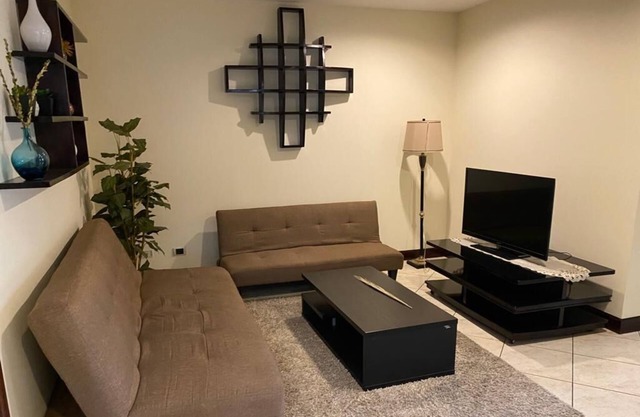 Great apartment on lower level zone 10 walking distance from shops & restaurants