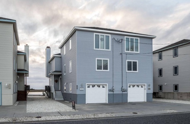 Great "Bayfront" townhouse located over the 21st Street bridge with great bayviews