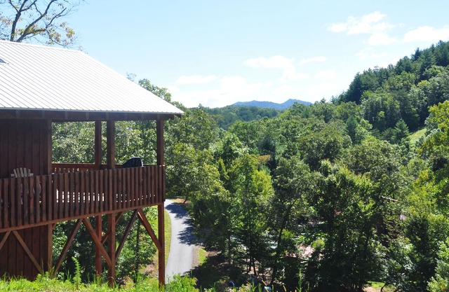 Great Cabin close to town - River Access, Casino