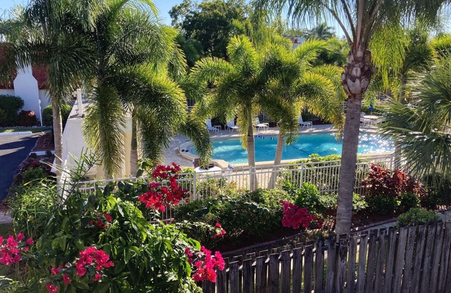 Great Community - Iona/McGregor Corridor - Close to Beaches - Poolside Townhome
