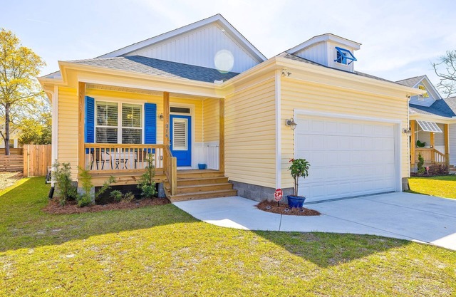 Great Family Get-Away, Walk to Beach & Restaurants, Big Fenced Yard