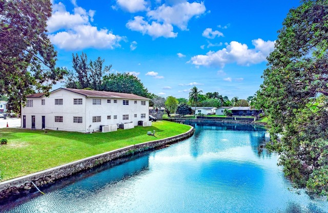 Great for Large Gatherings–Sleeps 19–PalmWaveStays
