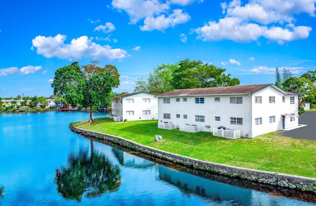 Great for Large Gatherings–Sleeps 17–PalmWaveStays