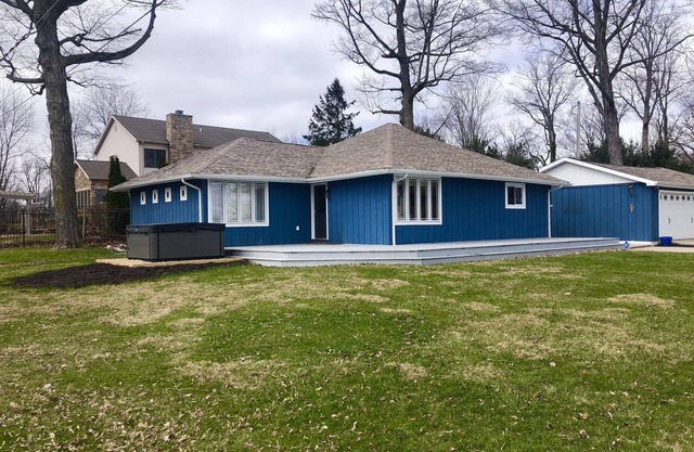 Great house with outside hot tub - 1 block from Diamond Lake