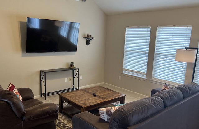 Great location-5 miles to downtown-6 miles to Faurot Field