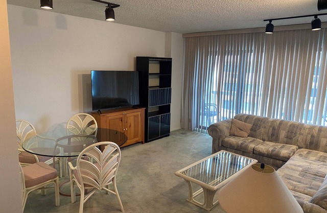 Great Location, Clean and Large 1 bed, on the Boardwalk, Pool, Beach, Jacuzzi,