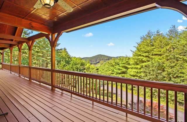 Great Location close to Boone, West Jefferson & the Parkway with Gorgeous Views
