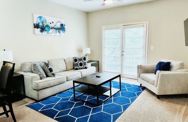 Great Location in Addison! Dining & entertainment, you’re just a short walk away